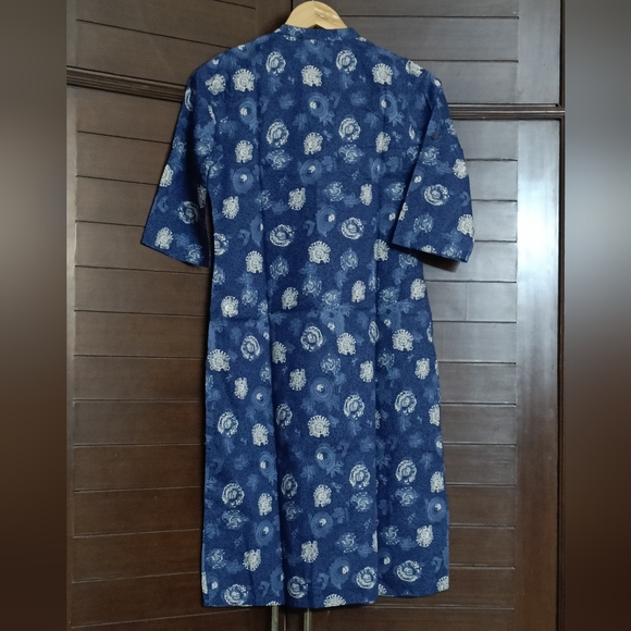 Rangmanch Women's Indigo Printed Straight Mandarin Collar Cotton Kurta - Picture 3 of 10